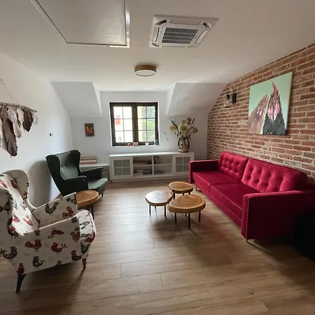 Jaskolcze Gniazdo * Polwiosek Stary