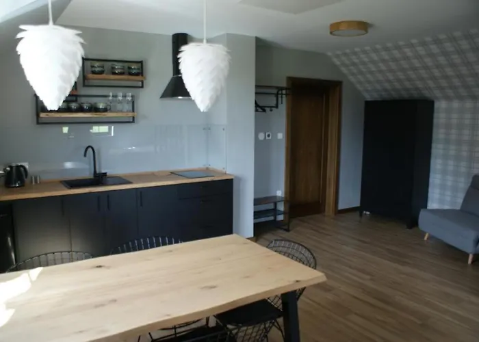 Jaskolcze Gniazdo * Polwiosek Stary